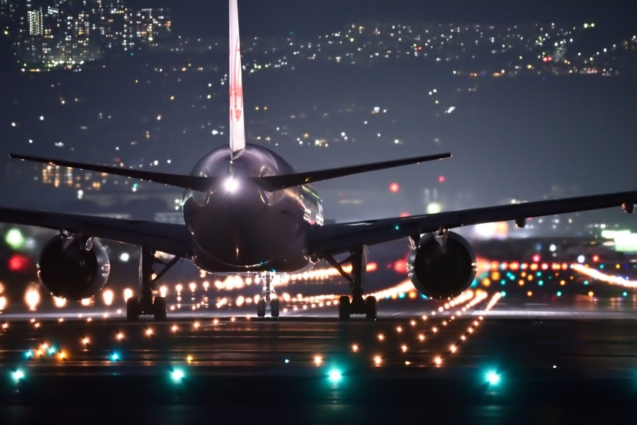 夜の飛行機の写真
